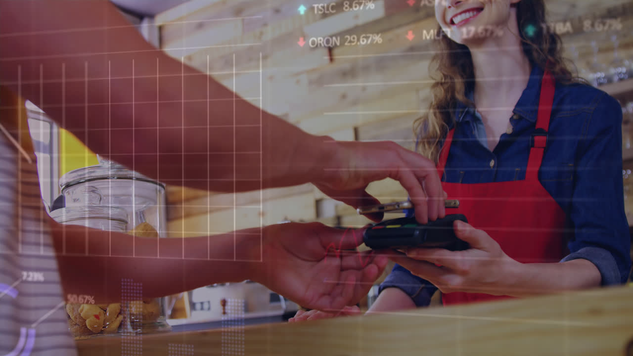 Animação de processamento de dados sobre mãos pagando com smartphone