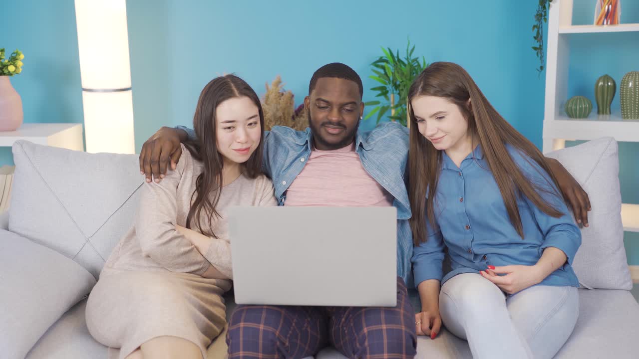 jóvenes multiétnicos viendo videos en su computadora portátil.