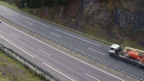 ripresa dall'alto su un'autostrada con traffico scorrevole in mezzo alla natura