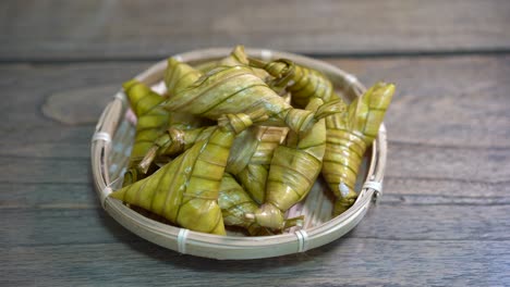 ketupat and chicken rendang