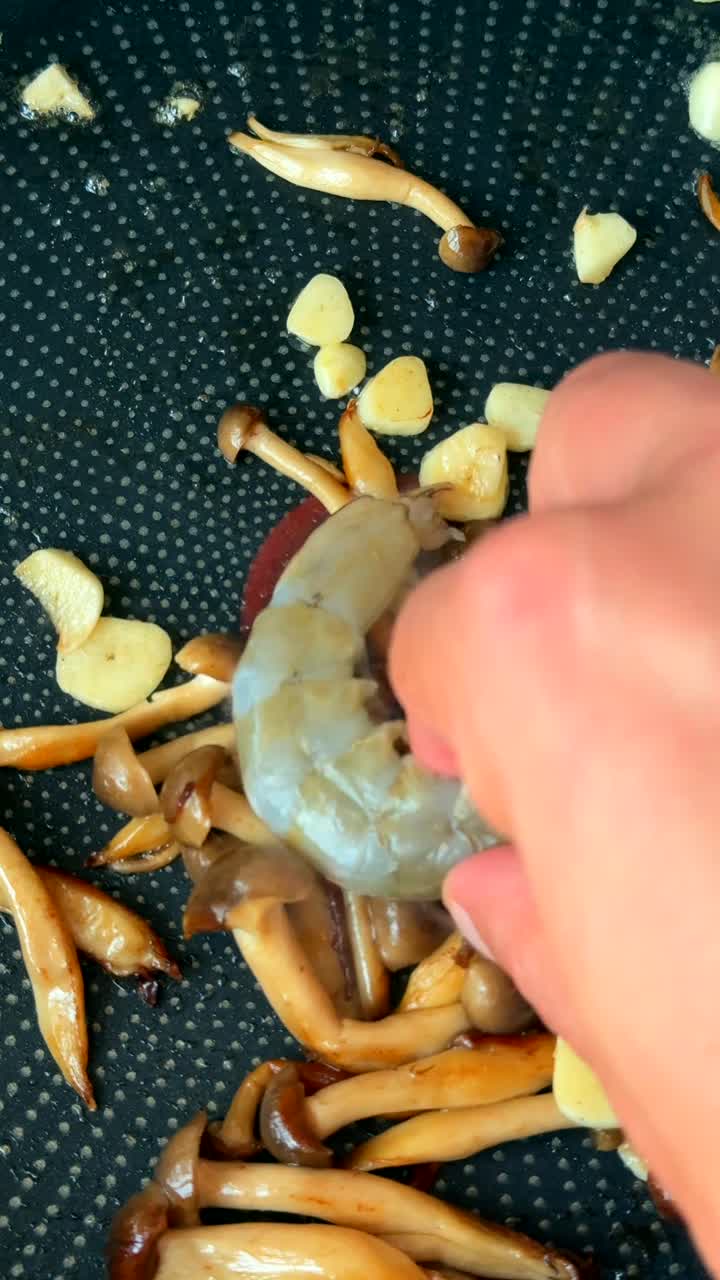 cocinar camarones y setas en una sartén