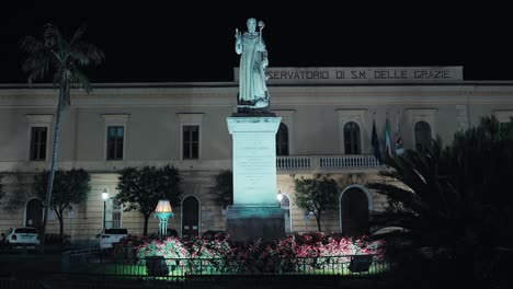 Plaza-Sant&#39;Antonio-De-Sorrento-Por-La-Noche,-Italia