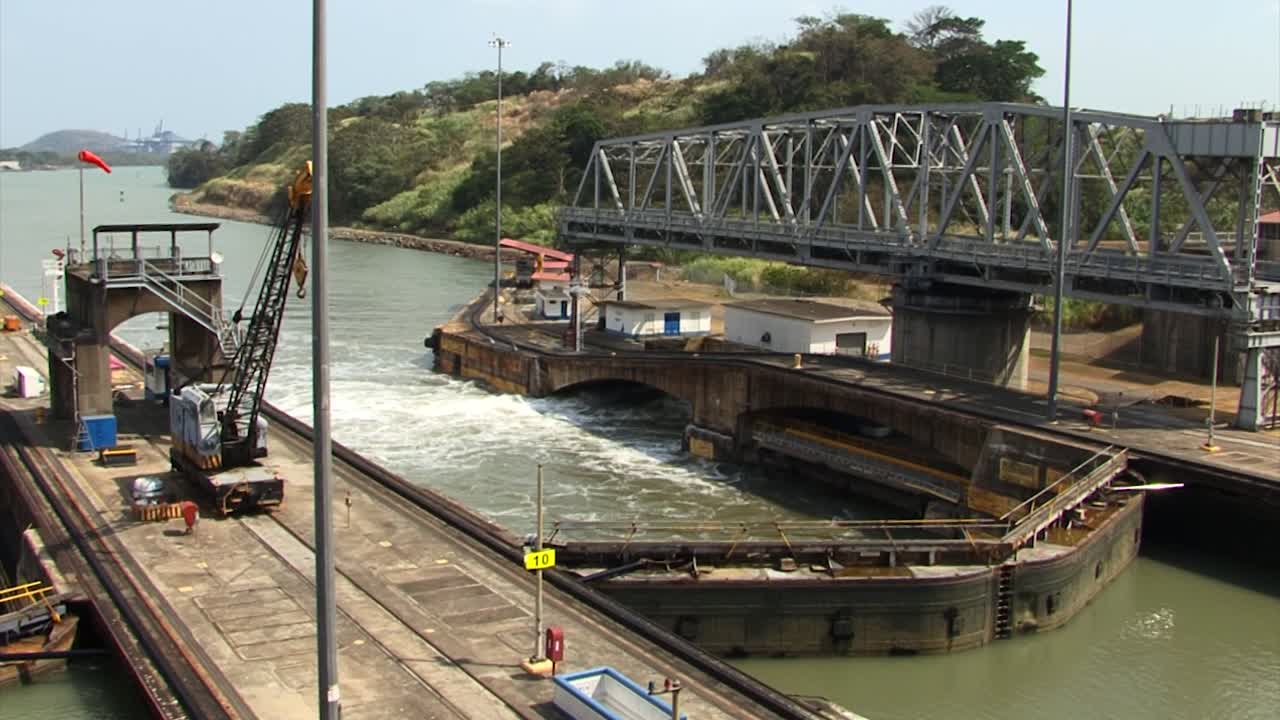 miraflores locks chamber, panama canal에서 물 빼기