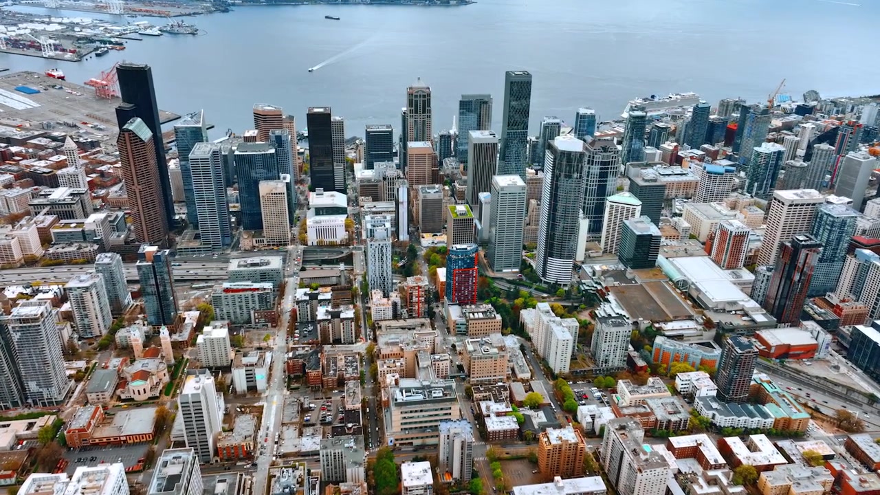 Autoestrada de faixas largas cruzando o movimentado centro de Seattle, Washington, EUA. Bela paisagem urbana com um vasto lago ao fundo. Vista superior.