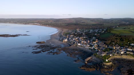 impresionante vista panorámica aérea de la aldea de marazion y el monte de san miguel durante la marea alta, cornwall