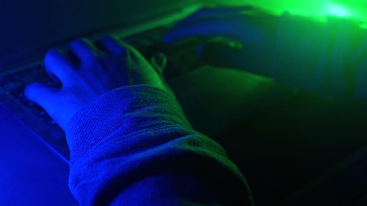 Persona che scrive su un portatile di notte