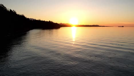 Luftaufnahme-Von-Port-Angeles-Beach-Mit-Sonnenuntergang