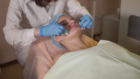 mujer recibiendo un tratamiento facial