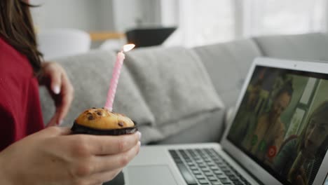 Video-Einer-Frau,-Die-Während-Eines-Videoanrufs-Zu-Hause-Geburtstag-Verbringt