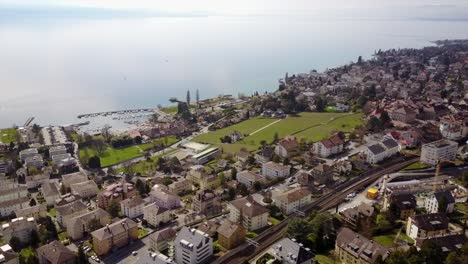 Vista-Aérea-De-Drones-Del-Lago-Leman,-Vaud,-Suiza-En-Lausana-Con-Puerto-Y-Viñedos