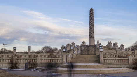 Los-Turistas-Visitan-El-Pilar-De-Piedra-Monolítica-Rodeado-De-Esculturas-De-Granito-En-Las-Instalaciones-De-Vigeland-En-Frognerparken,-Oslo,-Noruega