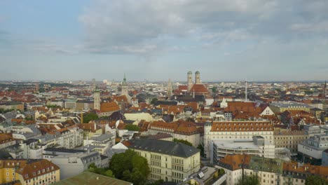 toma aérea ascendente revela marienplatz de munich en un hermoso día de verano