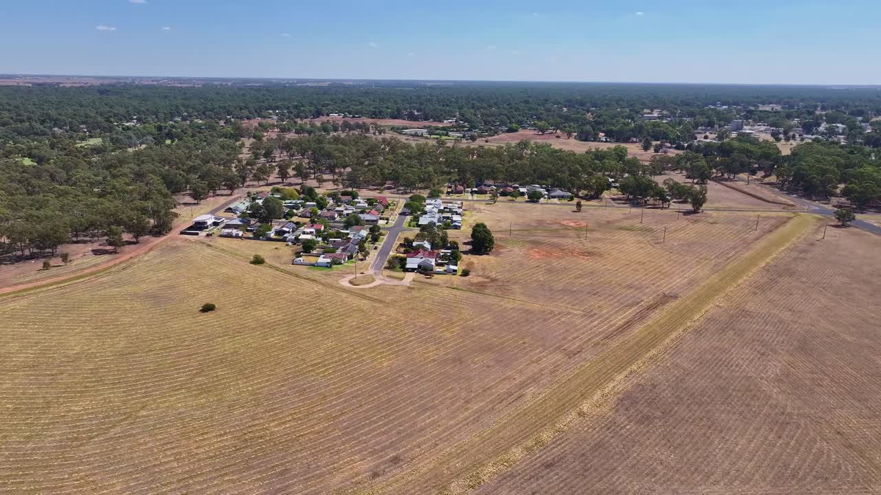 A small group of houses on a hill in Mulwala NSW not far from the bridge to Yarrawonga in Victoria