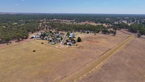 un pequeño grupo de casas en una colina en mulwala nsw no lejos del puente a yarrawonga en victoria