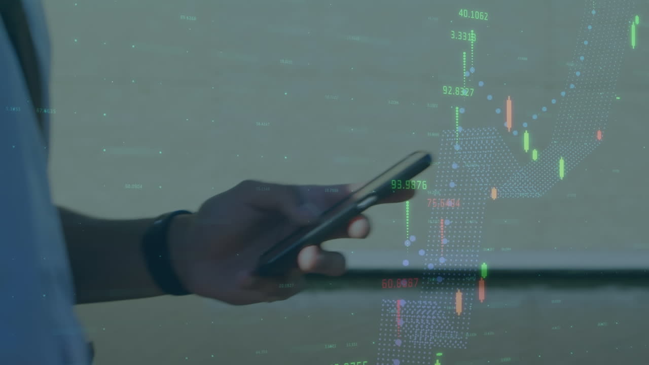 procesamiento de datos del mercado financiero contra la sección media de hombres que usan teléfonos inteligentes en la oficina