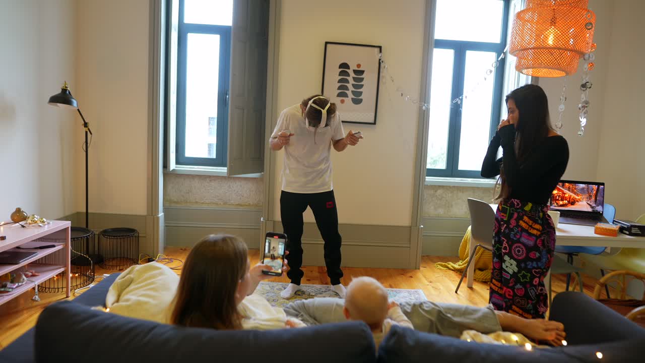 familia disfrutando del tiempo juntos en casa