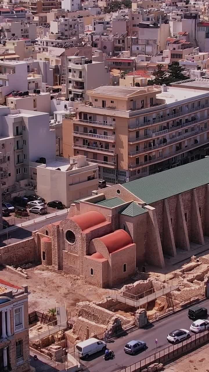 Vista aerea di una città vivace con chiesa storica ed edifici moderni