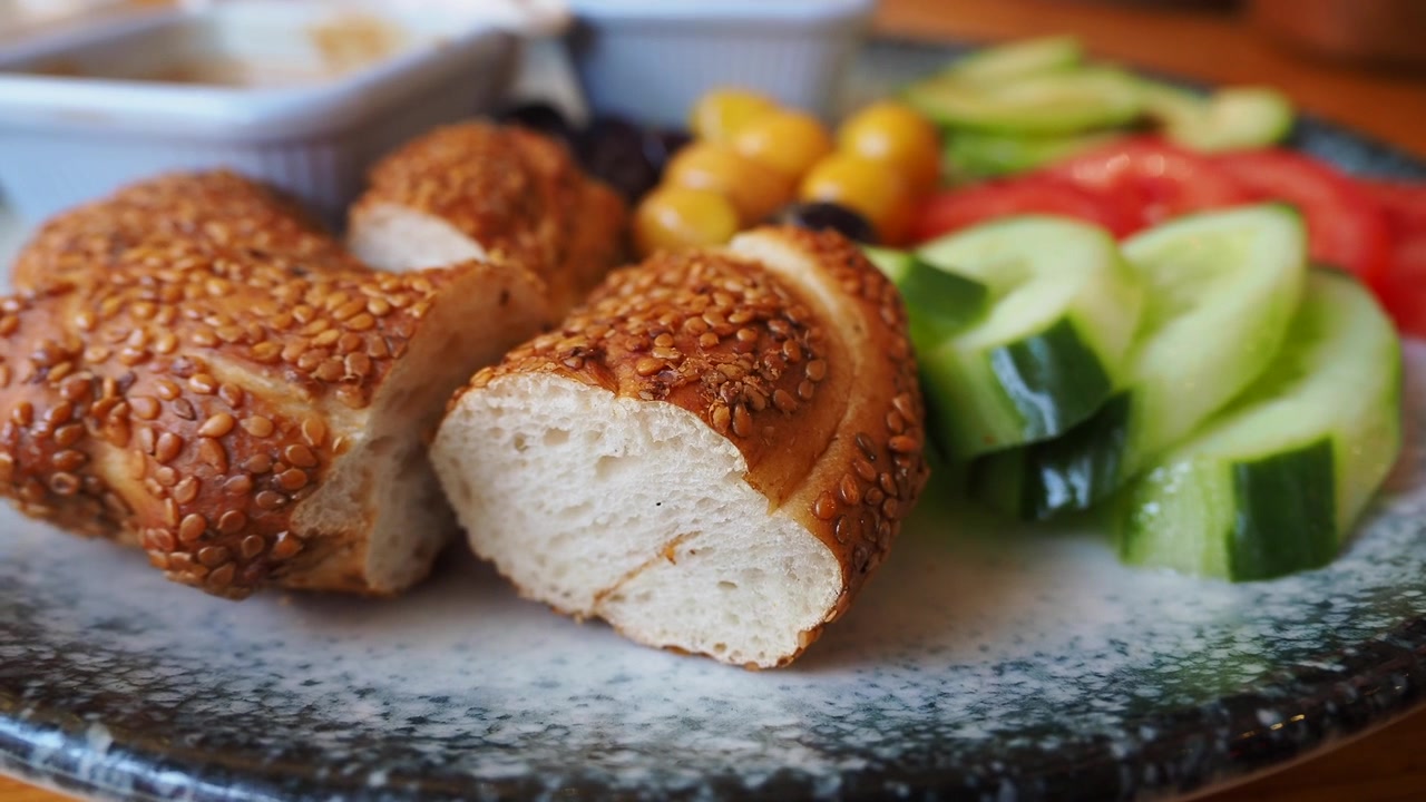 Colazione tradizionale turca con simit, verdure fresche e olive