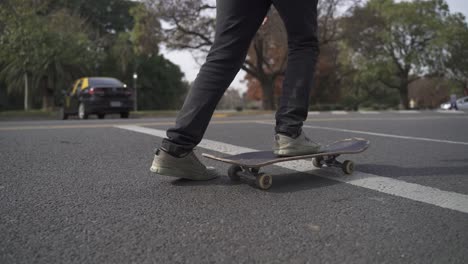 Nahaufnahme-Skater-Reiten-Auf-Der-Straße-In-Der-Nähe-Des-Parks