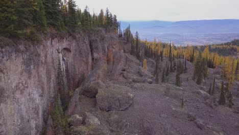 Volcanic-cliff-face-in-the-autumn