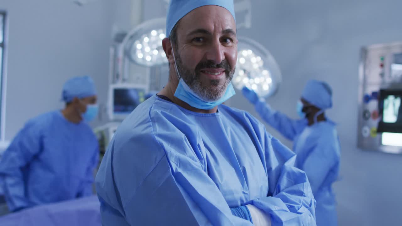 retrato de un cirujano caucásico de pie en la sala de operaciones sonriendo a la cámara