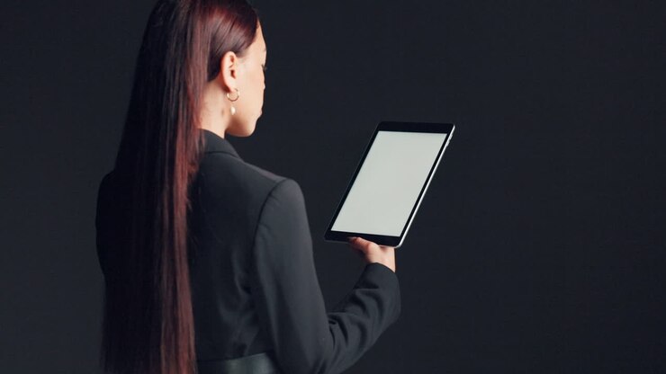 Professionista che utilizza un tablet per lavoro