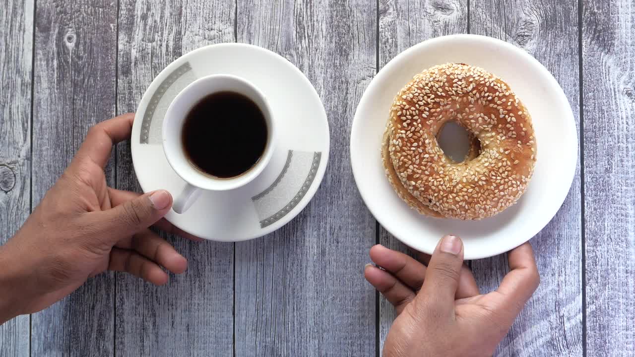 café y desayuno de bagels