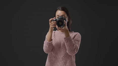 Frau-Benutzt-Kamera