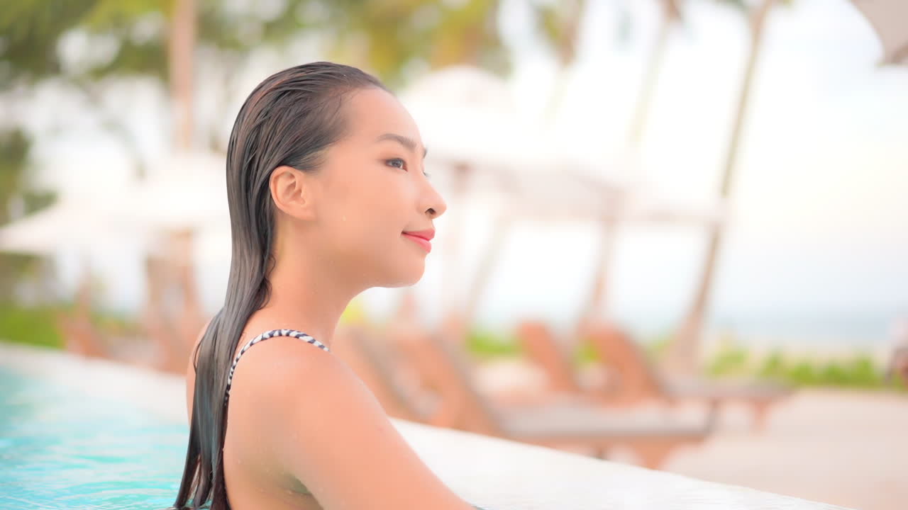 더운 여름날 수영장에서 즐기는 섹시한 이국적인 여성의 프로필, 전체 프레임을 닫습니다.