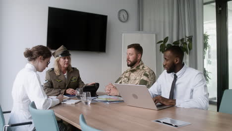 reunión en una oficina militar
