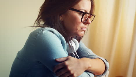 retrato de una adolescente triste sensual y sensual sola en casa