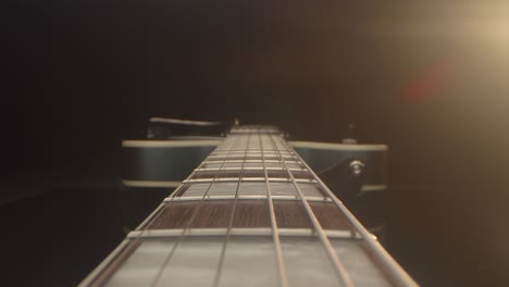 empujar en macro a lo largo del fretboard de una guitarra eléctrica
