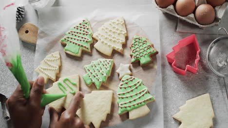 Video-Von-Weihnachtsplätzchen,-Die-Mit-Grüner-Zuckerglasur-Verziert-Werden,-Mit-Kopierraum-Auf-Weißem-Hintergrund