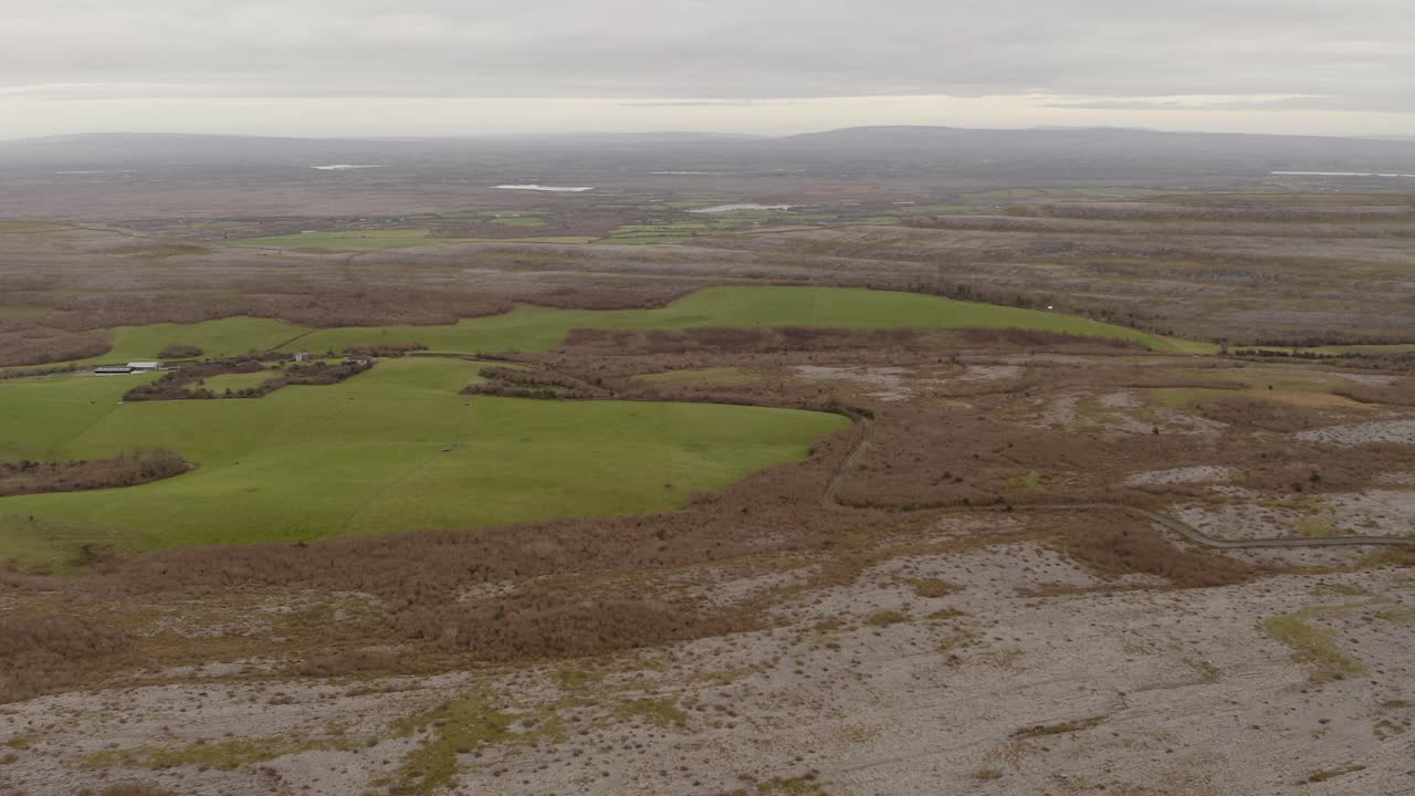 el parque nacional de burren en una vasta vista panorámica