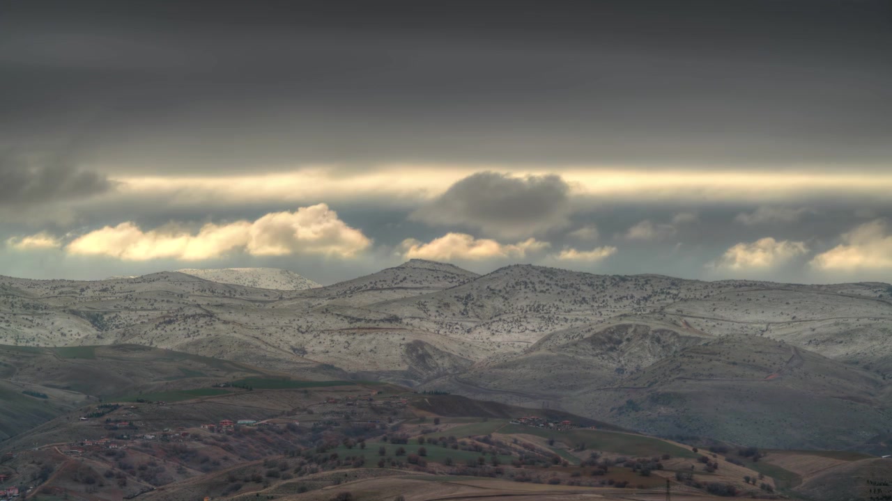 Timelapse di nuvole temporalesche che si muovono sopra montagne innevate