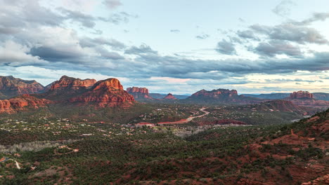 Vista-Panorámica-Del-Paisaje-De-Sedona-Al-Atardecer-Desde-El-Vórtice-Del-Aeropuerto-En-Arizona,-EE.UU.