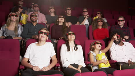 público en el cine viendo una película de comedia en 3d rodada en r3d