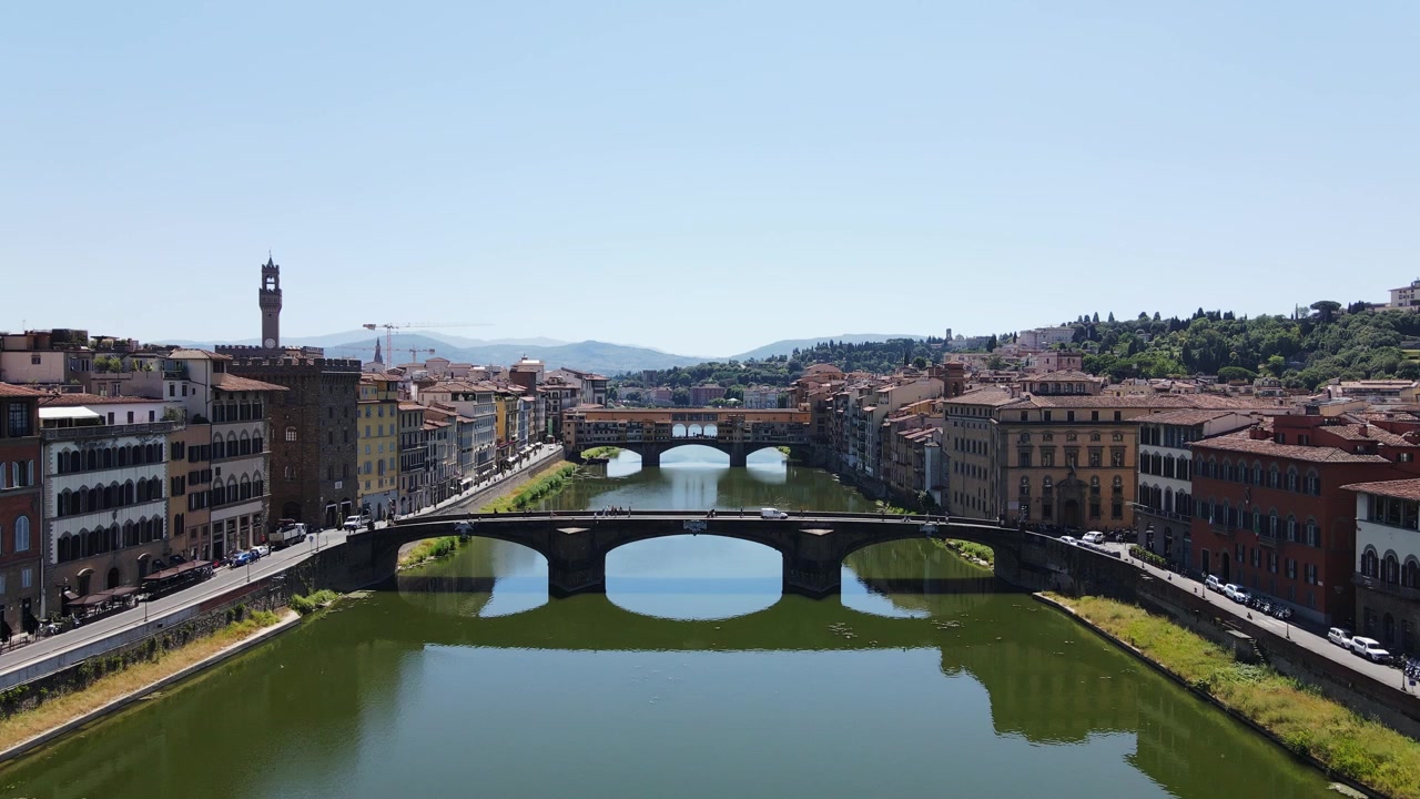 Ponti iconici a Firenze, Italia, architettura vivace lungo il fiume Arno, 4K.