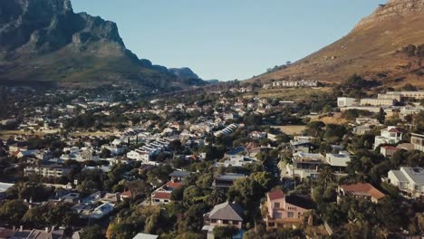 Drone-Volando-Hacia-Atrás-Revelando-La-Pintoresca-Ciudad-De-Ciudad-Del-Cabo,-Sudáfrica