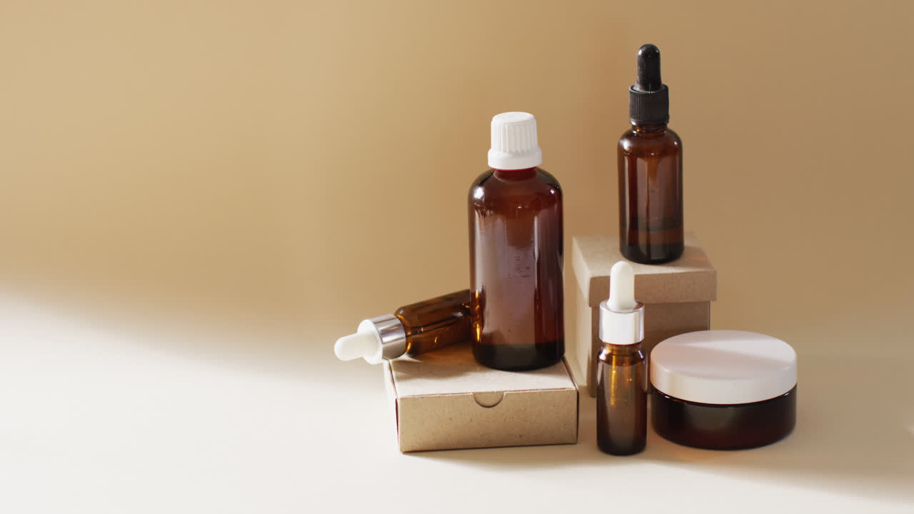 acercamiento de diferentes productos de belleza en fondo beige con espacio de copia