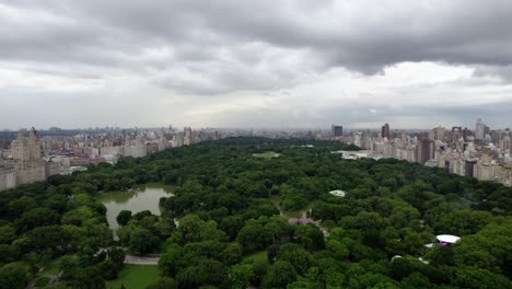 Día-De-Verano-En-Nueva-York,-Estados-Unidos,-Nublado,-Oscuro,-Vista-Aérea-Sobre-El-Parque-Central