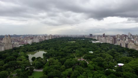 día de verano en nueva york, estados unidos, nublado, oscuro, vista aérea sobre el parque central