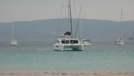 Boote-In-Der-Nähe-Des-Strandes-Simos-In-Elafonisos,-Griechenland