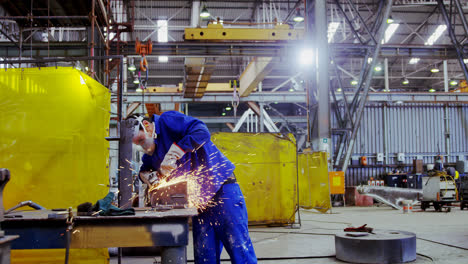 ingeniero masculino que usa una máquina de moler 4k
