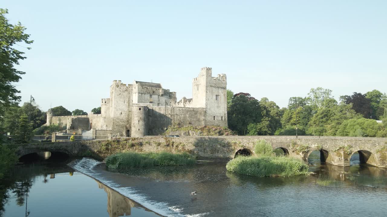 colossal cahir castillo en el río suir irlanda aérea
