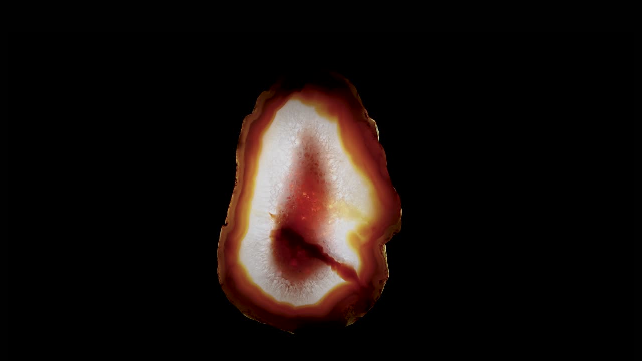 ágata brasileña gira para mostrar formaciones de cristal en el interior en 4k