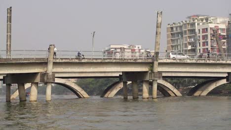 puente de la ciudad sobre el río