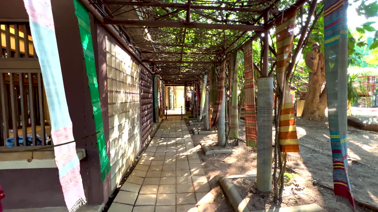 las telas se balancean suavemente en una pasarela sombreada