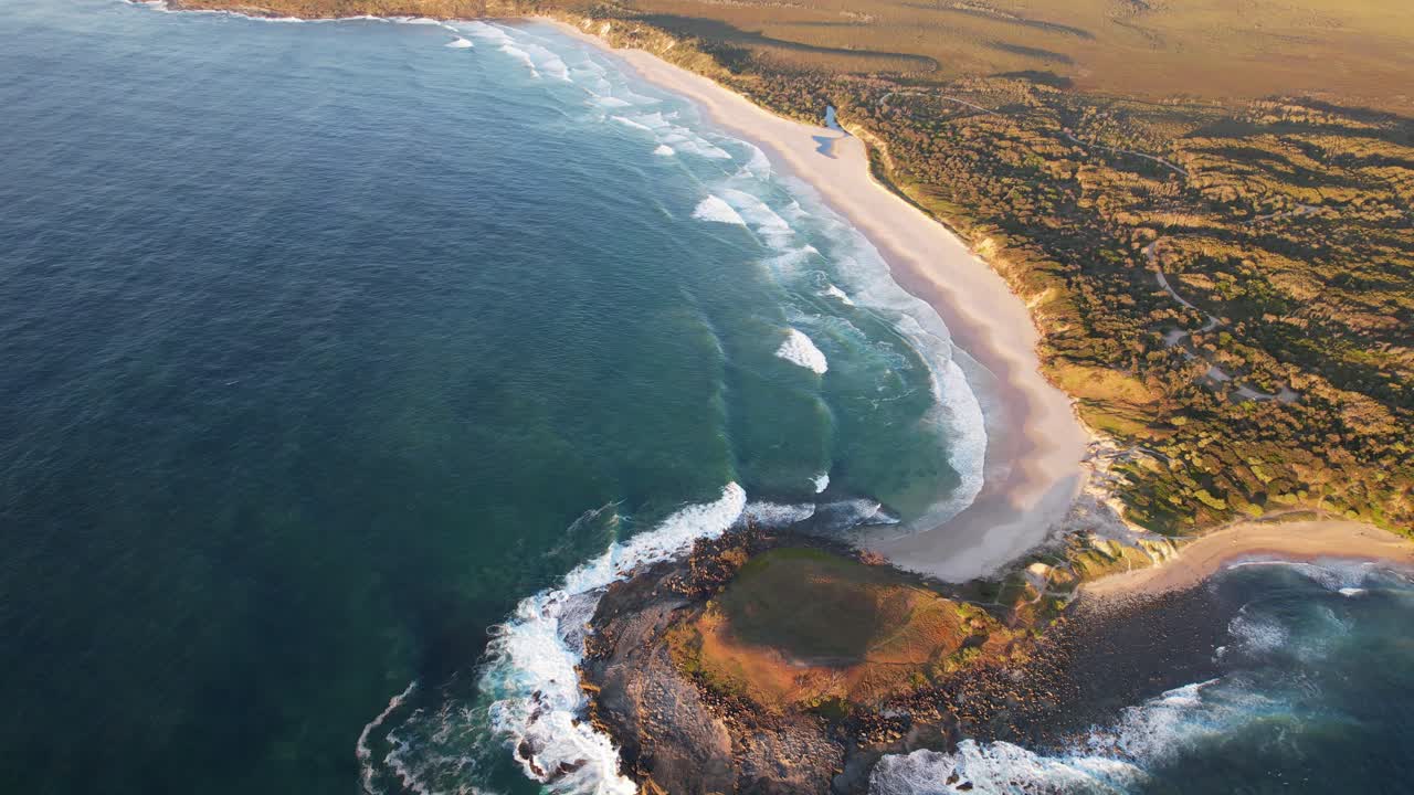 Angourie Back Beach ad Angourie, NSW, Australia - ripresa aerea con drone