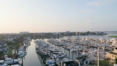 4K-Aufnahme-Eines-Bootshafens-Bei-Sonnenaufgang-In-Der-Nähe-Des-Ozeans-Und-Der-Wasserstraße